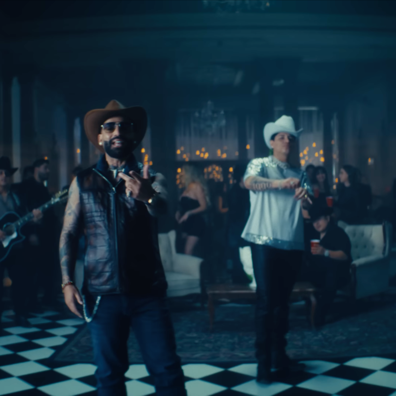 Arcángel sorprende al público en Colima con estreno mundial de “¿Cuánto Cuesta?” junto a Grupo Firme