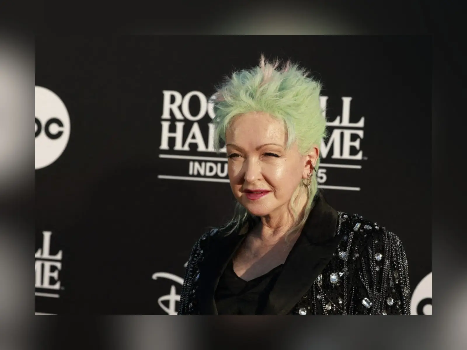 Cyndi Lauper subasta sus prendas más icónicas