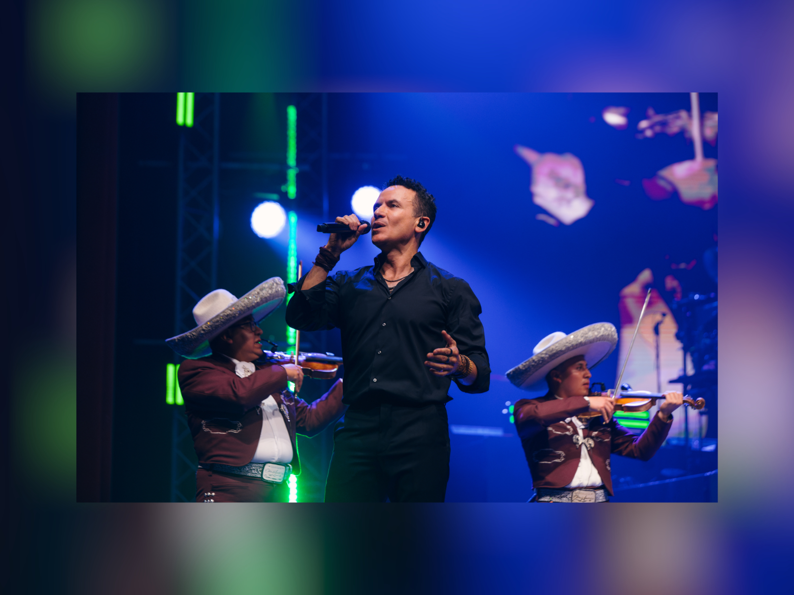 Fonseca conquista el Auditorio Nacional y cierra su “TROPICALIA Tour”