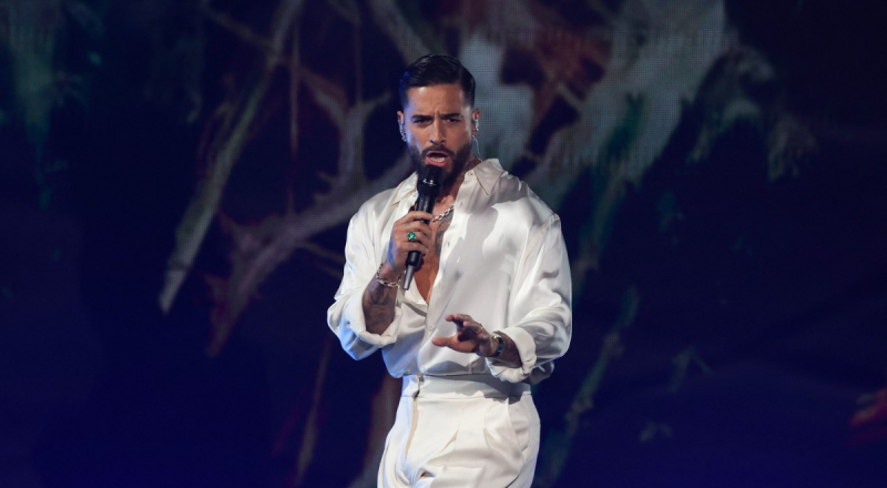 Maluma en homenaje a Carlos Santana en los Latin Grammy 2025