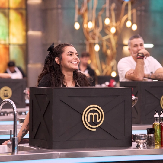 Quienes-ganaron-el-primer-pin-de-inmunidad-y-el-primer-delantal-negro-en-masterchef-celebrity-colombia-2025.webp