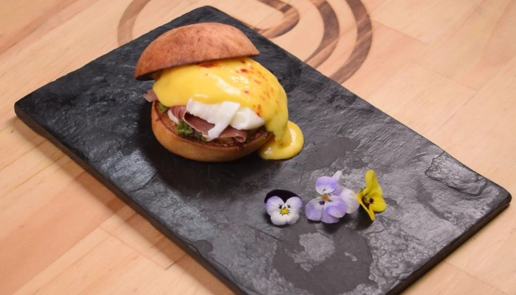 Almojábana con huevo poche