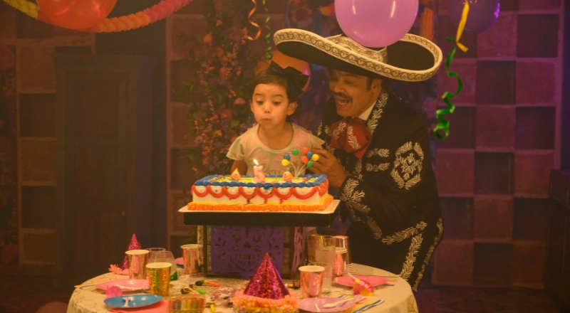 Rosario-pequeña-de-cumpleaños-con-su-padre-en-el-plaza-garibaldi.webp