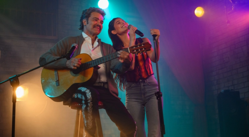 Rosario-y-su-padre-Pedro-cantando-en-el-plaza-garibaldi.webp