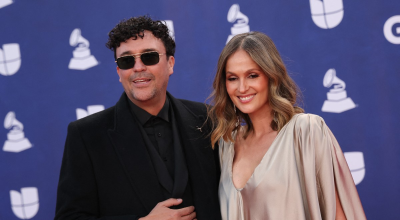 Andrés Cepeda y su esposa en los Latin Grammy 2025