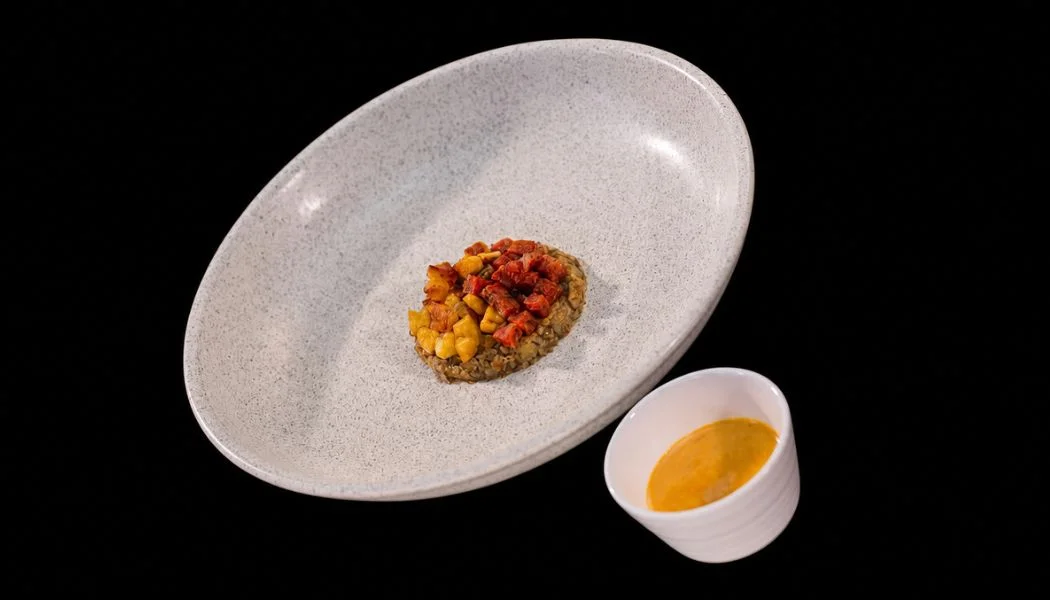 Arepa de lentejas con crocantes de chorizo y plátano maduro Arepa de lentejas con crocantes de chorizo y plátano maduro