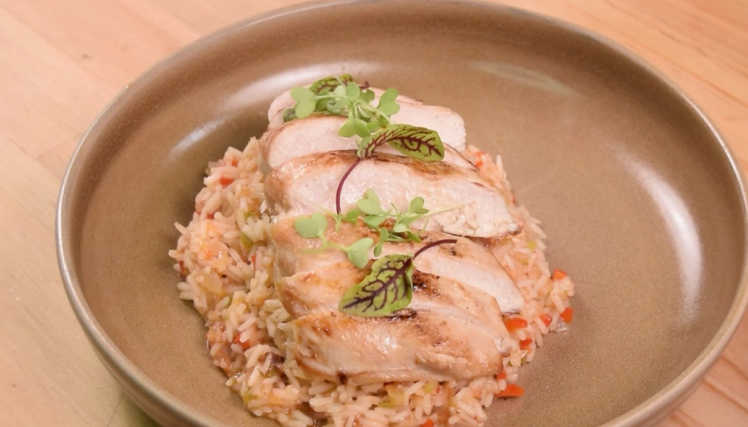 Arroz caldoso con suprema de pechuga y crocante de puerro