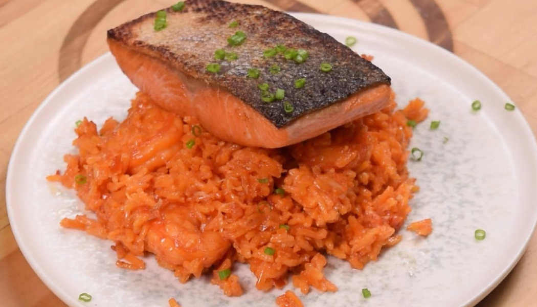 Arroz de camarones y salmón