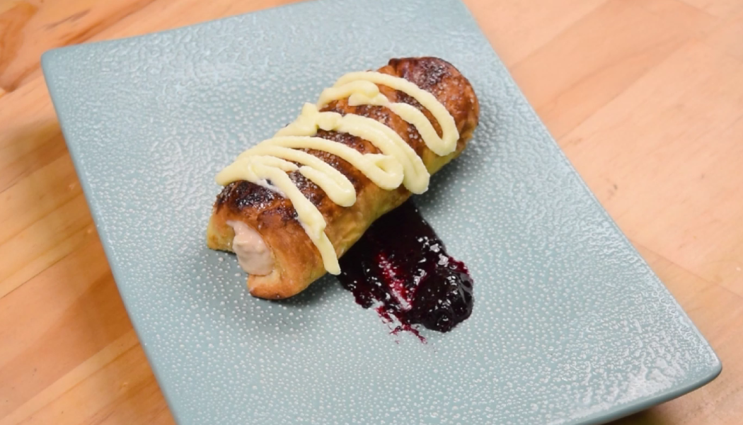 Cannoli de hojaldre relleno de crema pastelera