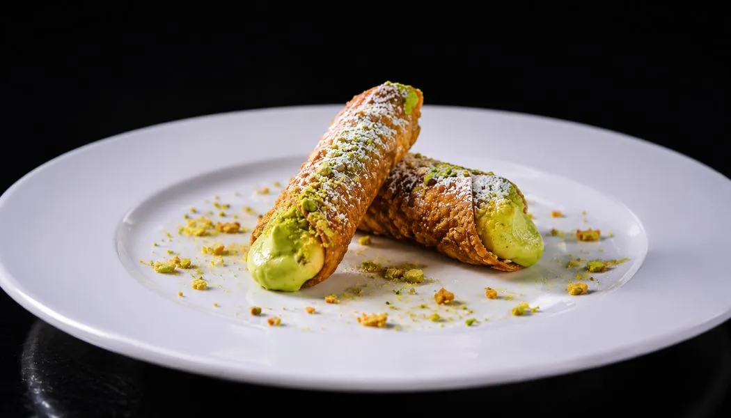 Cannoli de panela y miel rellenos de crema de pistacho Cannoli de panela y miel rellenos de crema de pistacho