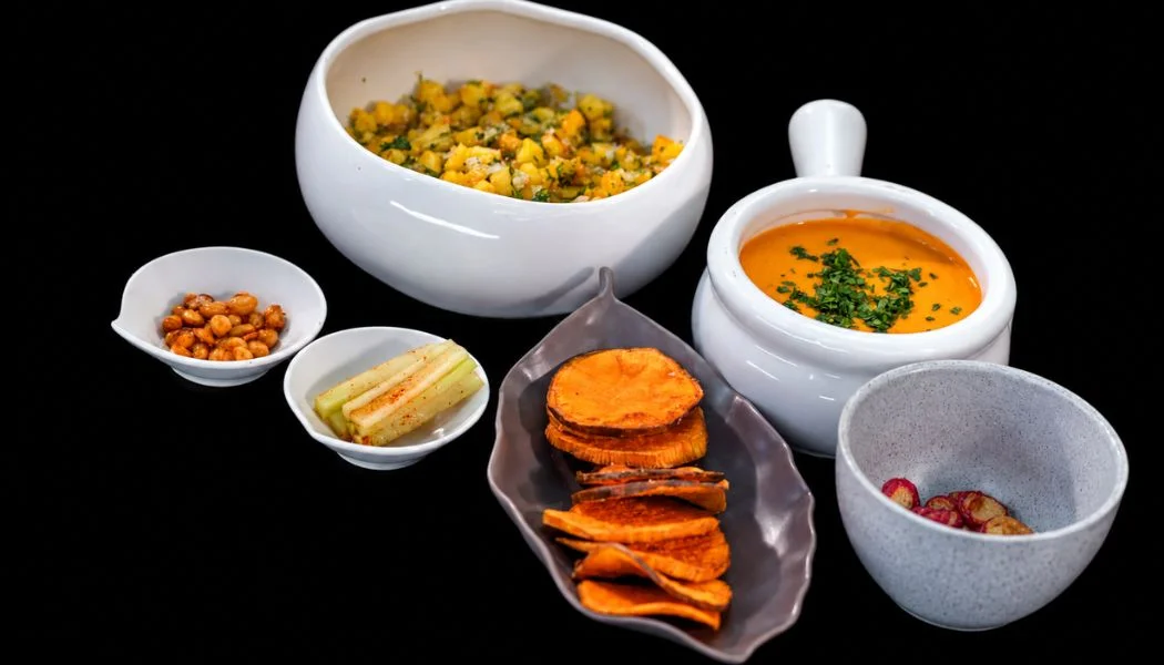 Ceviche de piña con frituras de alubias y uchuvas
