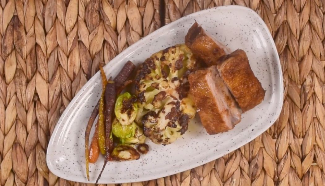 Coliflor rostizado con costilla de cerdo y vegetales asados image_alt