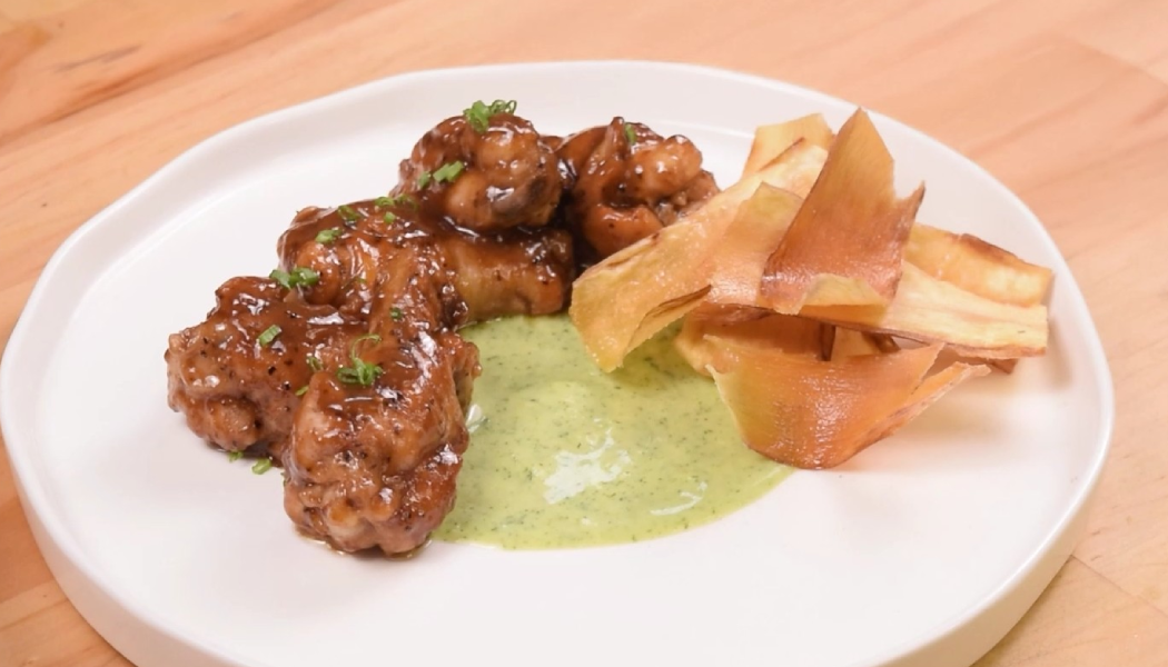 Colombinas de alas de pollo bañadas en salsa teriyaki Colombinas de alas de pollo bañadas en salsa teriyaki