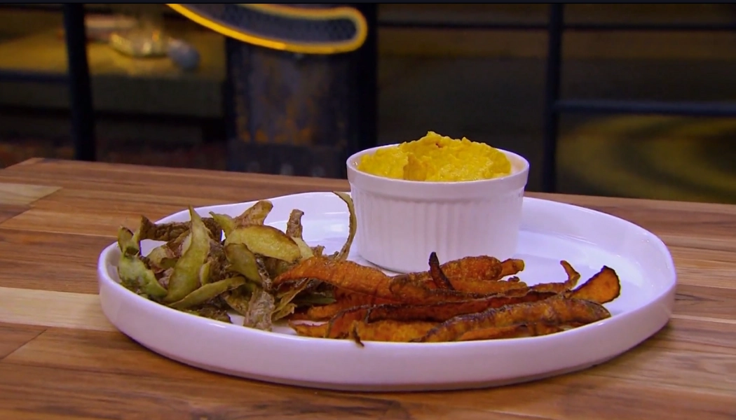 Dips de zanahoria con chips de cáscara de papa