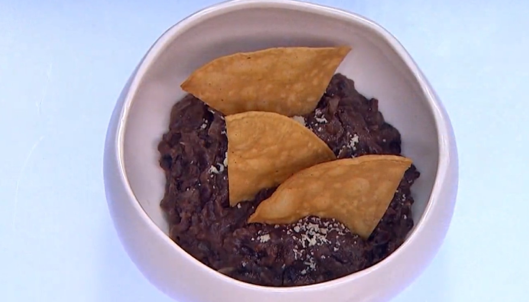  Frijoles negros refritos con queso y totopos