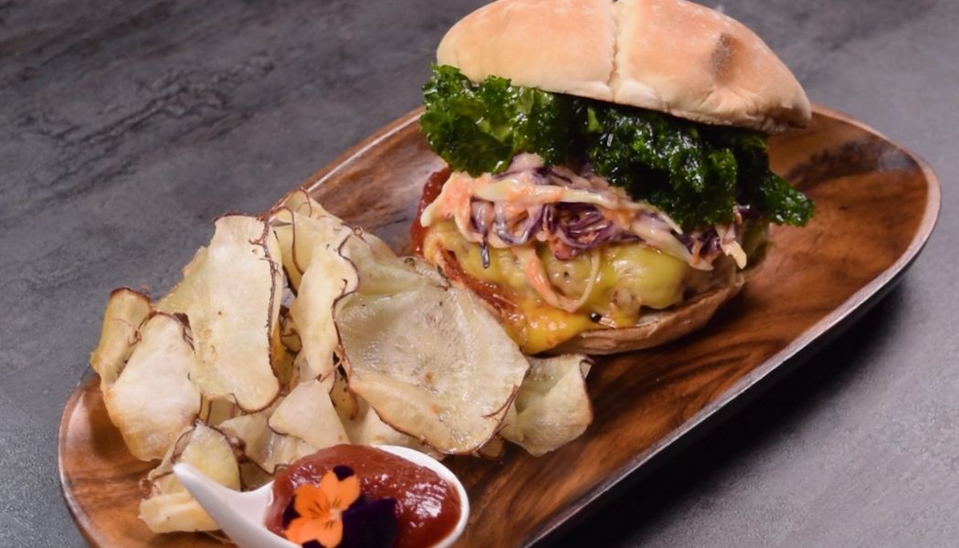 Hamburguesa clásica tuneada con papas en casco