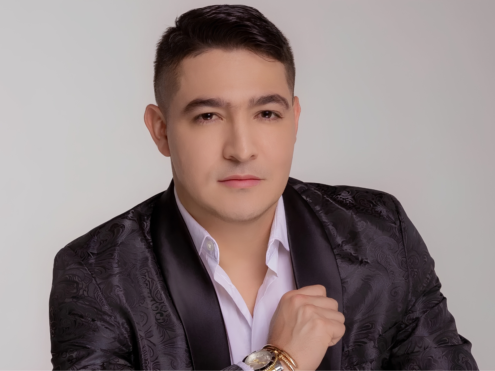 Julián Daza, “El Galán de la Música Popular”, presenta su nuevo sencillo “Los Judas Modernos”