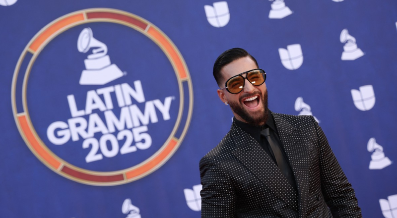 Maluma en la alfombra roja de los Latin Grammy