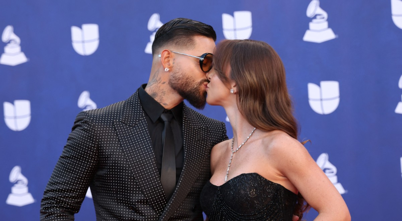 Maluma con su esposa Susana Gómez en los Latin Grammy 2025