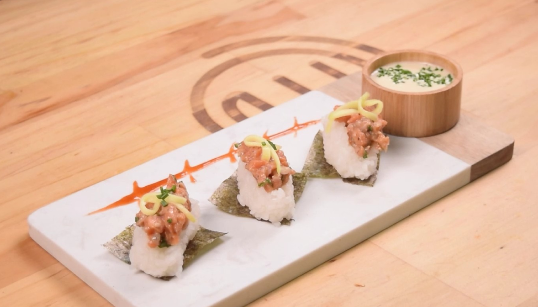 Montaditos de arroz de sushi con tartar de salmón