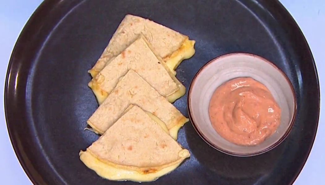 Quesadillas tres quesos con mayonesa de chipotle