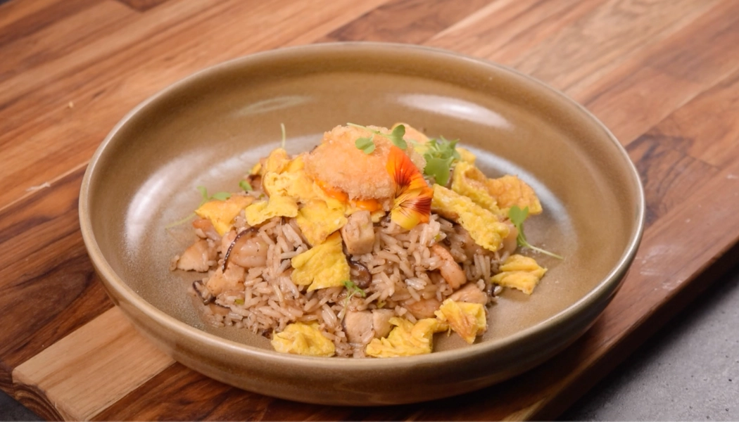 Arroz chaufa con camarones, pollo y tortilla apanada image_alt