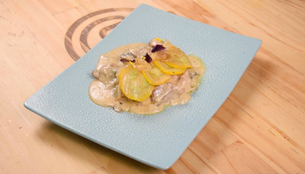 Cerdo en salsa de champiñones con cebolla caramelizada Cerdo en salsa de champiñones con cebolla caramelizada