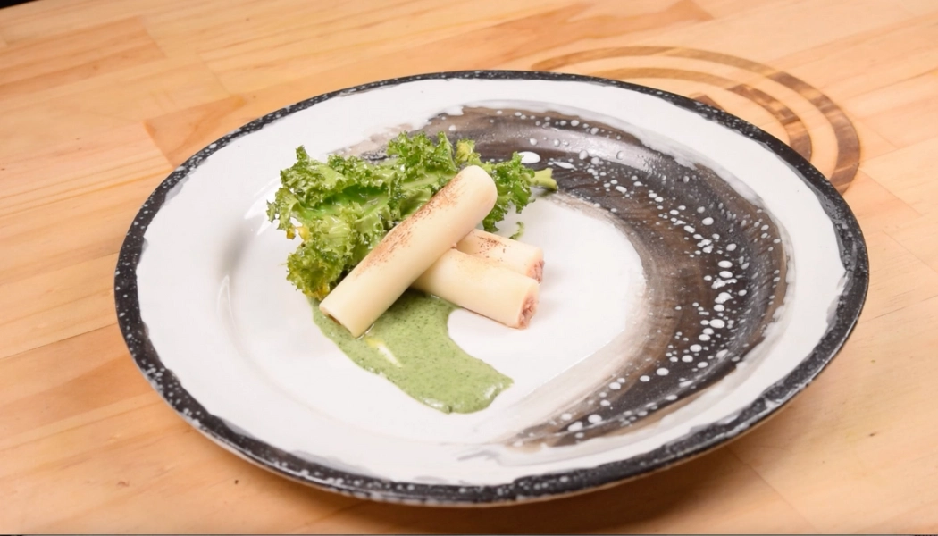 Palmito Relleno de Crema de Cerdo con Kale Frita y Salsa Verde Palmito Relleno de Crema de Cerdo con Kale Frita y Salsa Verde