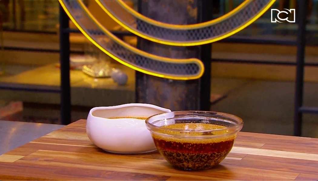 Salsa macha casera con chiles, maní y ajonjolí