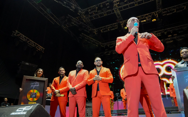 Reconocimiento al Grupo Niche en concierto