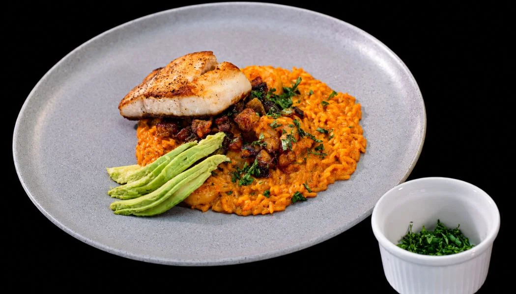 Arroz cremoso con camarones, róbalo y láminas de aguacate image_alt