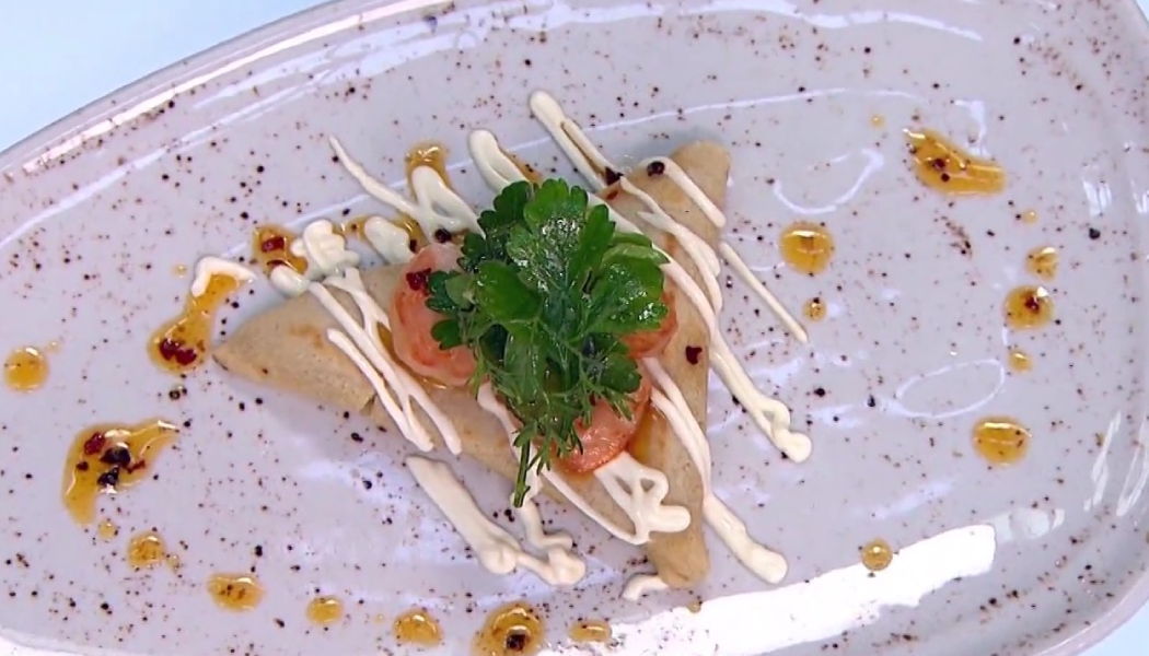 Tetela con camarones con suero costeño y chile de árbol
