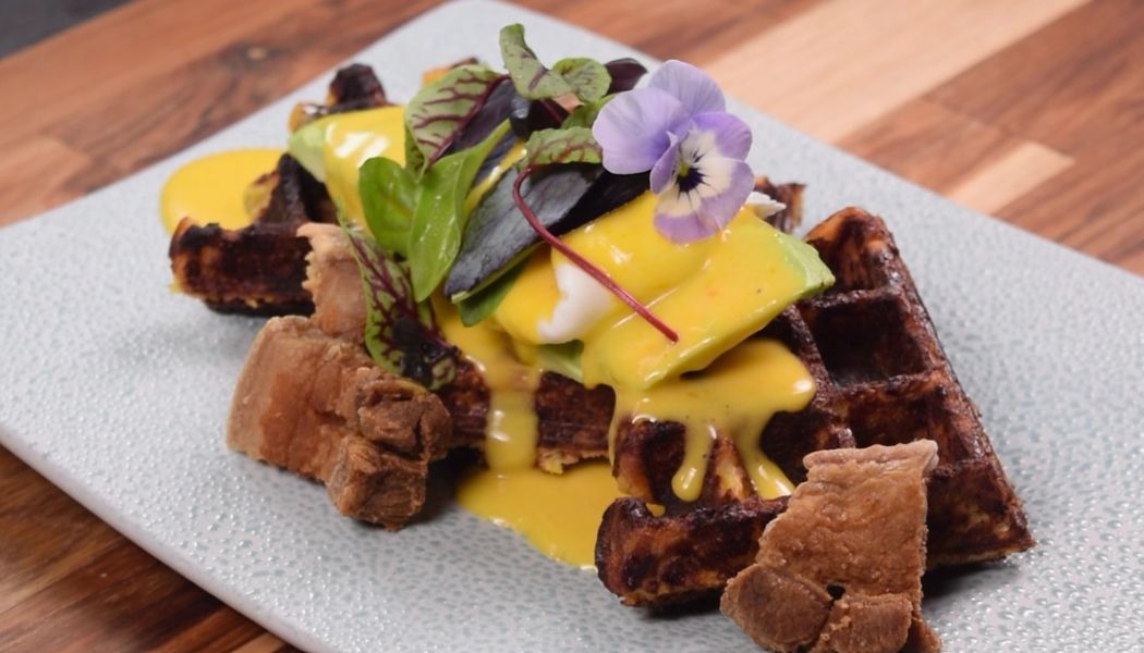 Waffle de maduro y chicharrón