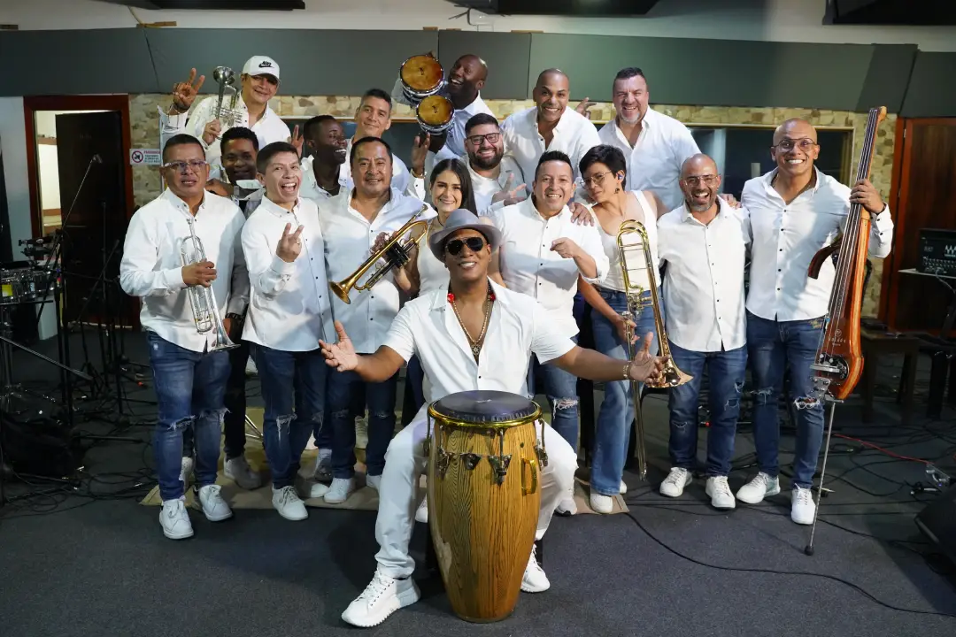 El cantante Willy García junto a su orquesta